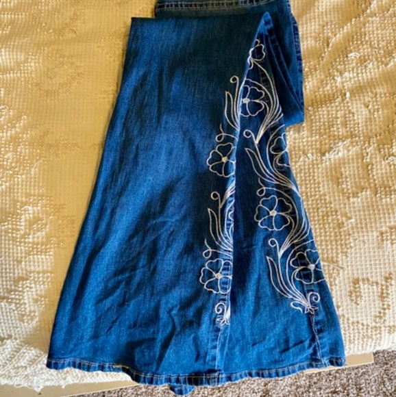 🌸Adorable Embroidered Jeans🌸 - Picture 3 of 9